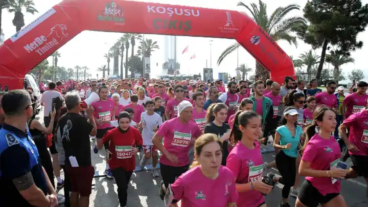 İzmir'de Zübeyde Hanım Koşusu yapıldı