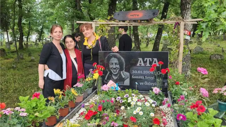 Minguzzi’nin annesi Ata Emre Akman'ın kabrini ziyaret etti