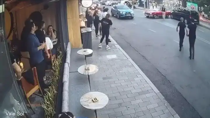 Vale, teslim aldığı klasik otomobille geri giderken kaza yaptı