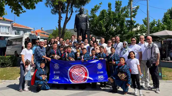 Aliağa’nın Yıldızlar Halk Oyunları ekibi Ege Bölge Şampiyonu oldu