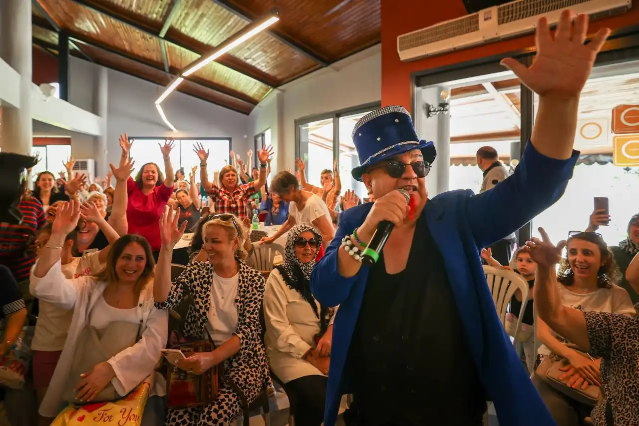 Buca’da Anneler Günü’ne özel kadınlar matinesi: Mikrop söyledi Bucalı anneler eğlendi haberinin görseli