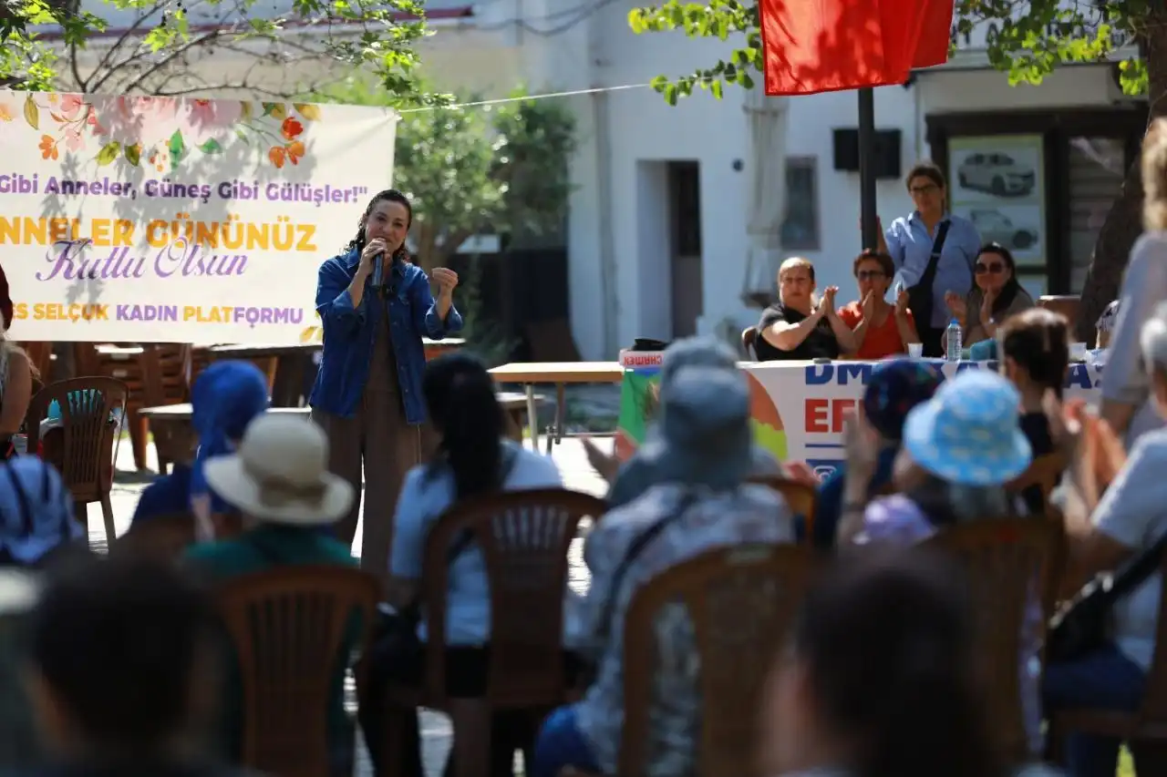 Efes Selçuk’ta anlamlı mesaj: Gerçek Anneler Günü, çocukların umutla büyüdüğü gün olacak haberinin görseli
