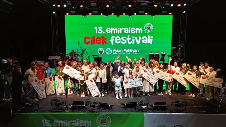 Emiralem Çilek Festivali'nde ziyaretçi sayısı milyonu geçti 
