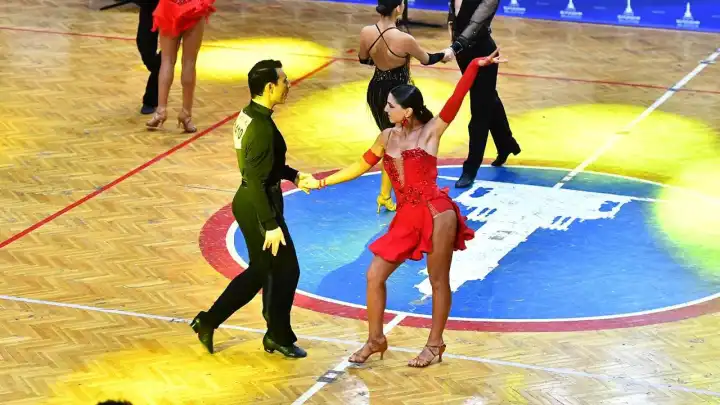 İzmir’de dansçıların kıyasıya rekabeti: 23 ilden 400 sporcu katıldı