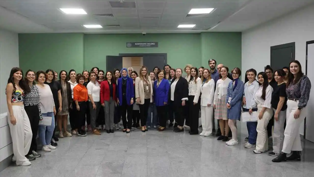İzmir'de ebelere doğum eğitimi haberinin görseli