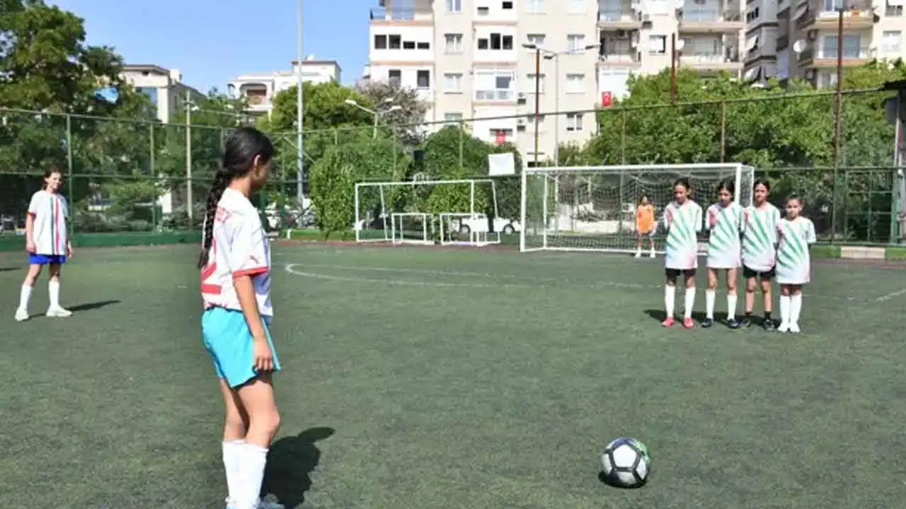 İzmir'de kız öğrencilere futbolu sevdirecek turnuva haberinin görseli