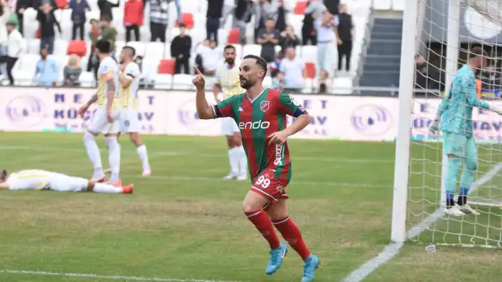 Karşıyaka'da kaptan Cenk Ahmet sakatlığı nedeniyle görev yapamayacak