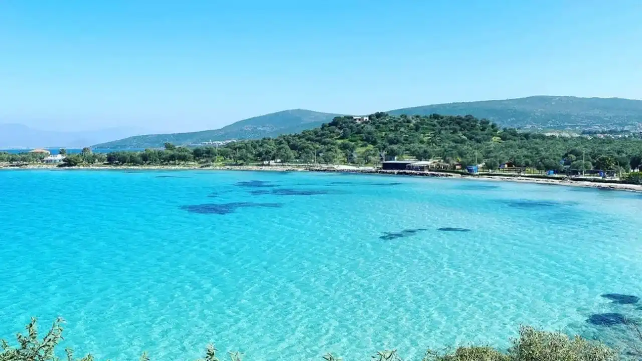 “Türkiye’nin Maldivleri” olarak anılıyor! İzmir’deki bu koyu gören bir daha gitmek istiyor haberinin görseli