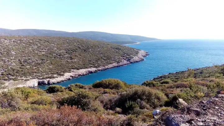 Ege’nin az bilinen sakin plajı: Kalabalıklardan uzak bir tatil için doğru yer| Zeytineli Plajı’na nasıl gidilir?