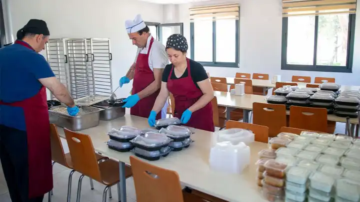Güzelbahçe’de taziye evlerine yemek hizmeti 