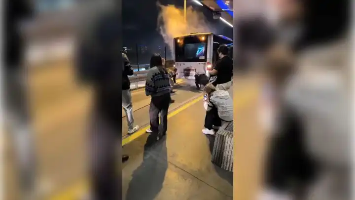 İstanbul'da metrobüs yandı: Seferler iptal!