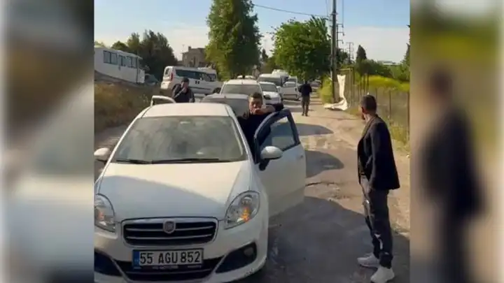 Kadın sürücü trafiği böyle kilitledi