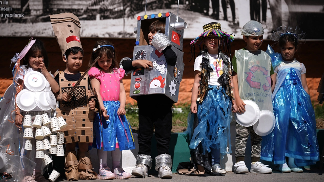 Miniklerden Geri Dönüşüm Defilesi: Atık Malzemelerle Moda Rüzgarı başlıklı video haberin görseli