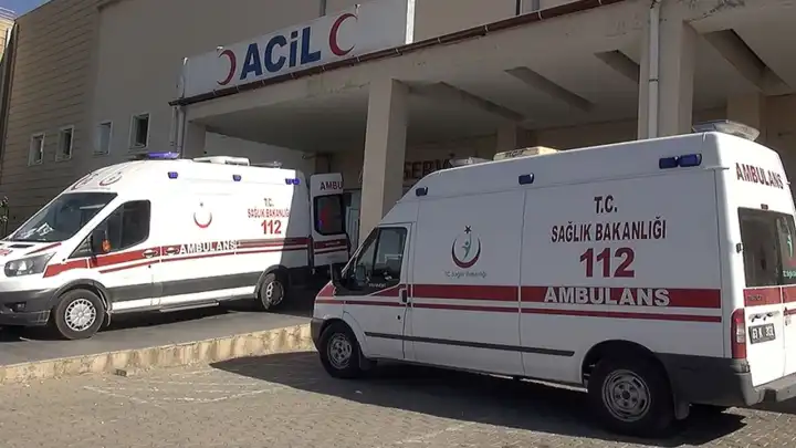 Öğretmenleri taşıyan iki servis minibüsü çarpıştı!