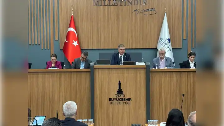 Başkan Tugay Bayraklı’da yanan ormanlık alanın imara açıldığını duyurdu