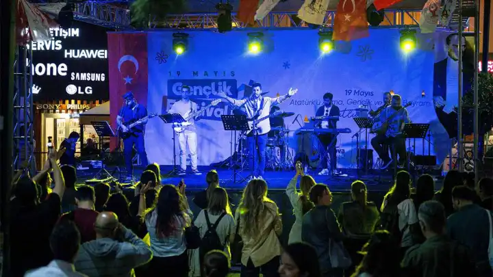 Bornova’da 19 Mayıs Gençlik Festivali başladı