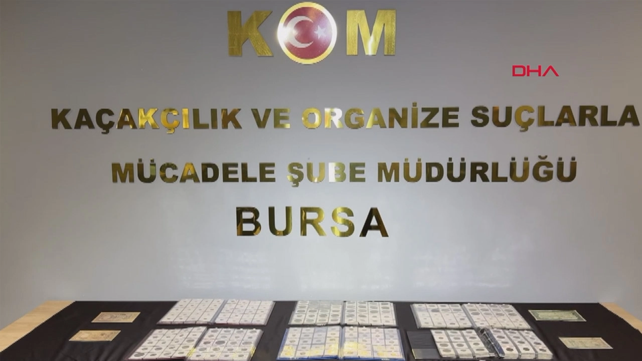 Bursa’da tarihi eser kaçakçılığı: 1013 adet altın ve gümüş sikke ile kağıt para ele geçirildi başlıklı video haberin görseli