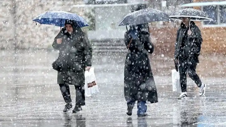 Doğunun Paris'inde lapa lapa kar yağdı!