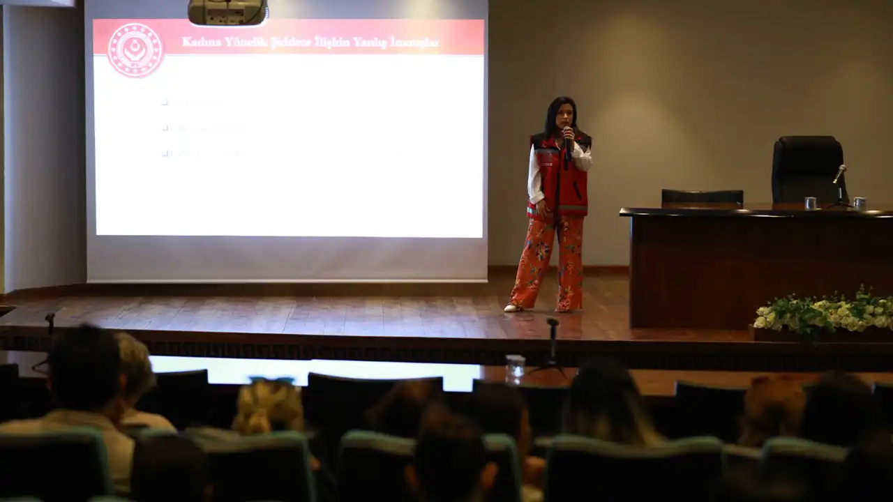 Efes Selçuk’ta belediye emekçilerine kadına yönelik şiddet semineri haberinin görseli