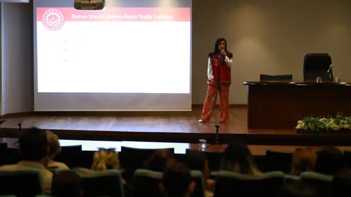 Efes Selçuk’ta belediye emekçilerine kadına yönelik şiddet semineri