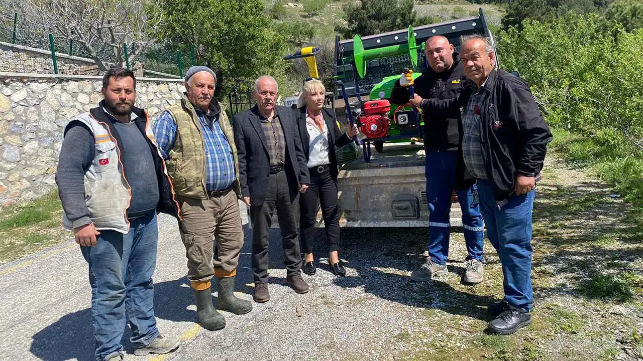 Güzelbahçe Belediyesi’nden çiftçilere ilaçlama makinesi desteği haberinin görseli
