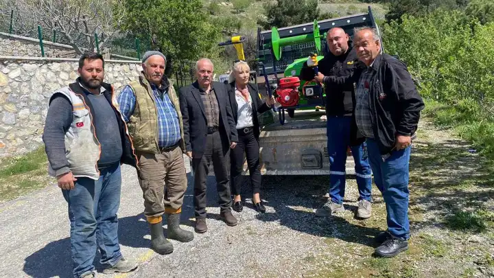 Güzelbahçe Belediyesi’nden çiftçilere ilaçlama makinesi desteği