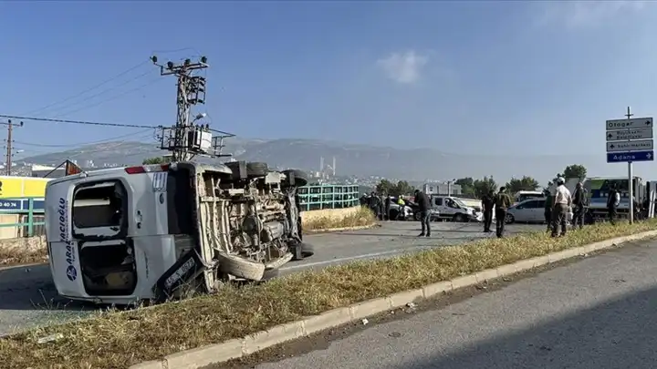 İşçi servisi ile otomobilin çarpıştı: 12 kişi yaralandı!