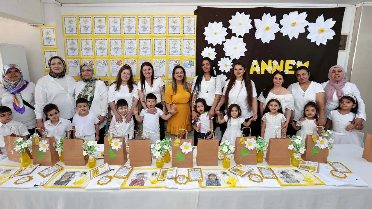 Konak’ta miniklerden annelerine en güzel hediye haberinin görseli