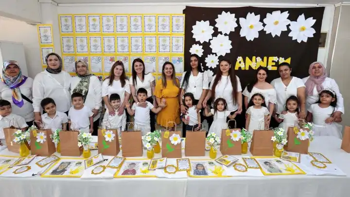 Konak’ta miniklerden annelerine en güzel hediye