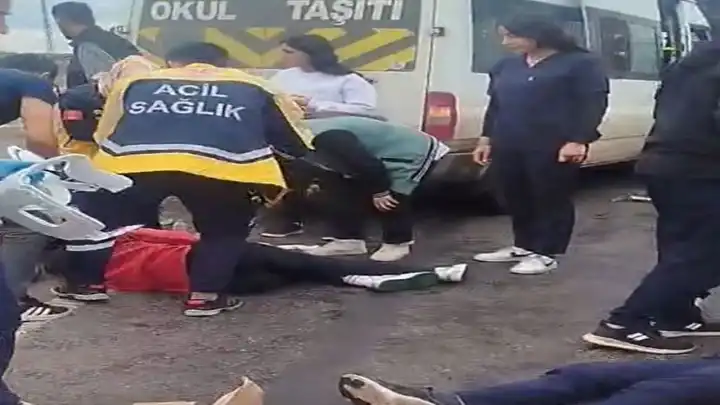 Öğrenci servisi TIR'a çarptı: 8 öğrenci yaralandı