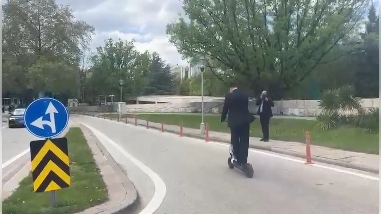 TBMM'ye skuter ile geldi haberinin görseli