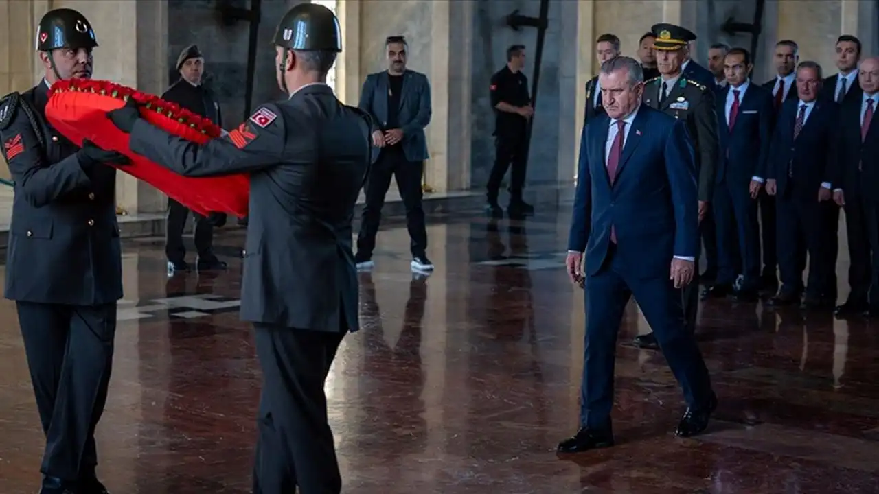 Bakan Bak'tan Anıtkabir ziyareti haberinin görseli