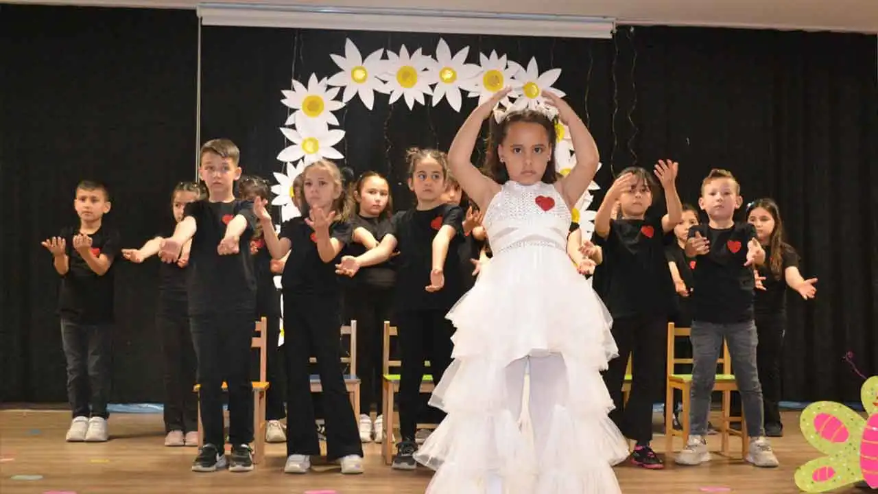 Bayındır’da Engelliler Haftası etkinliğinde öğrencilerden anlamlı gösteriler haberinin görseli