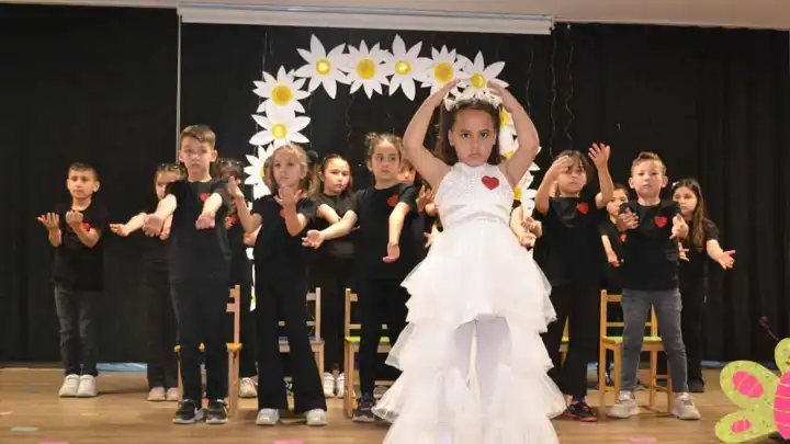 Bayındır’da Engelliler Haftası etkinliğinde öğrencilerden anlamlı gösteriler