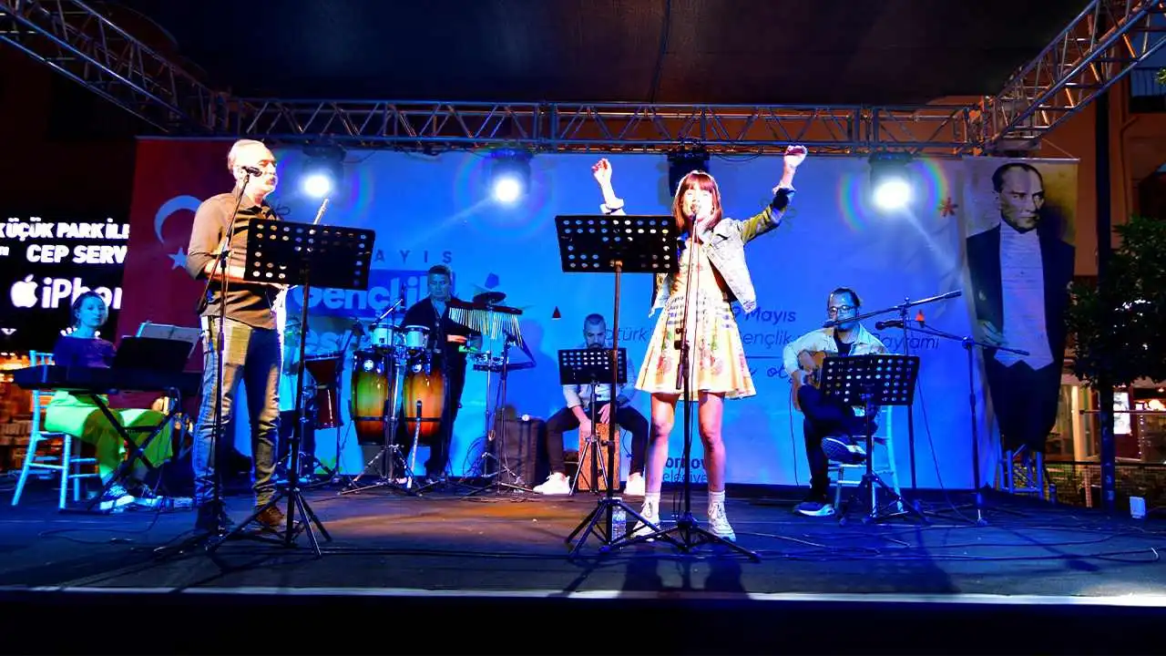 Bornova’da 19 Mayıs coşkusu: Küçükpark’ta Grup İlyada sahne aldı haberinin görseli