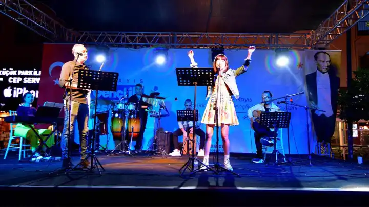 Bornova’da 19 Mayıs coşkusu: Küçükpark’ta Grup İlyada sahne aldı