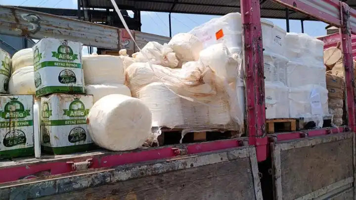 Bornova’da 7 ton tüketime uygun olmayan peynir imha edildi
