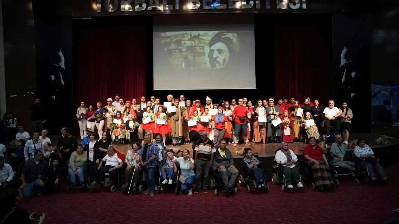 Engelsiz Sanat Torbalı’da: Kalpten Kalbe oyunu ayakta alkışlandı haberinin görseli