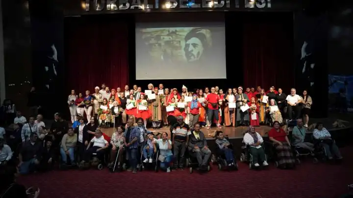 Engelsiz Sanat Torbalı’da: Kalpten Kalbe oyunu ayakta alkışlandı