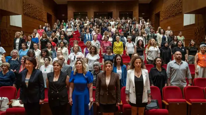 Hemşireler ile hemşire adayları sempozyumda bir araya geldi