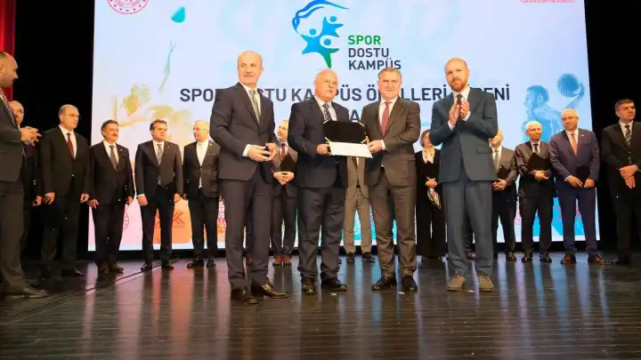 İKÇÜ’ye ‘Spor Dostu Kampüs’ ödülü