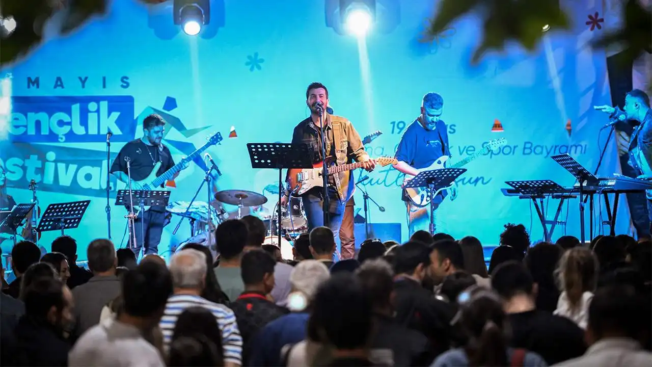 Bornova’da 19 Mayıs Gençlik Festivali coşkusu: Grup Zoza sahne aldı  haberinin görseli