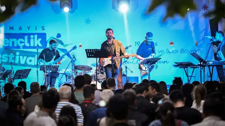 Bornova’da 19 Mayıs Gençlik Festivali coşkusu: Grup Zoza sahne aldı 
