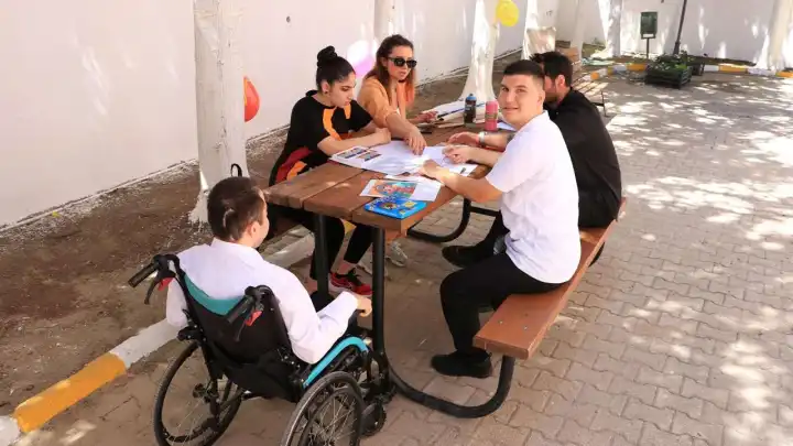 Büyükşehir’den Rasim Önel Lisesi’ne piknik masası ve çiçek desteği 