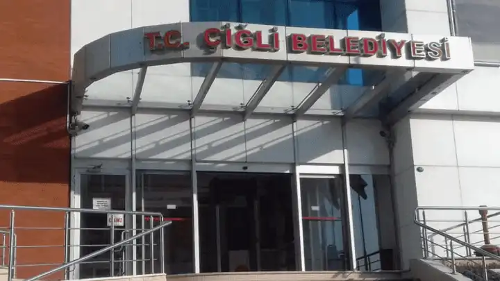Çiğli Belediyesi’nde maaş krizi büyüyor: Bu kez memurlar eyleme gitti 