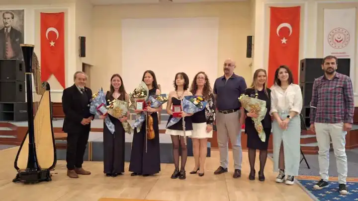 Genç müzisyenlerden huzurevinde anlamlı dinleti