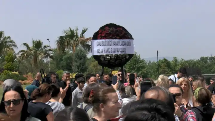 Hayvanseverlerden çelenkli tepki