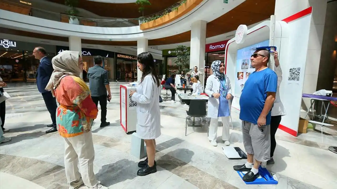 İzmir'de sağlıklı yaşam için vatandaşlara ücretsiz vücut ölçüm hizmeti haberinin görseli