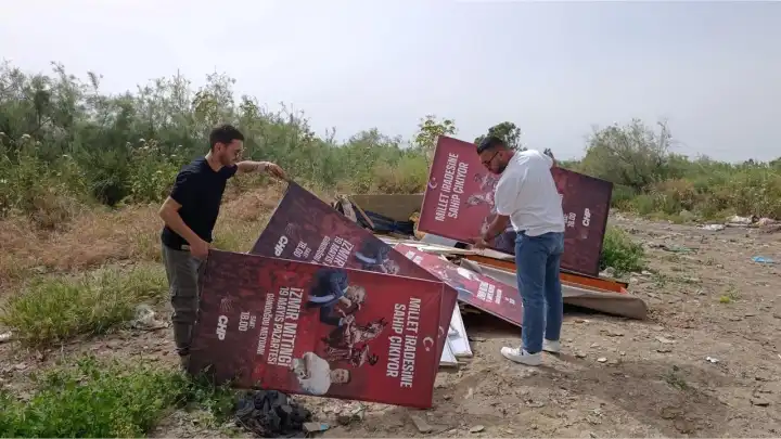 İzmir haber: Efes Selçuk'ta CHP'nin afişleri toplatıldı iddiası