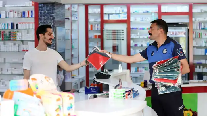 Narlıdere’de esnafa 19 Mayıs için bayrak dağıtımı